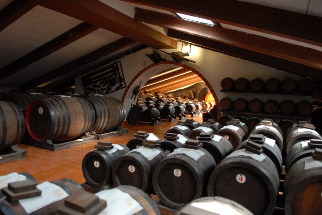 Le botti di aceto balsamico nel sottotetto dell'acetaia