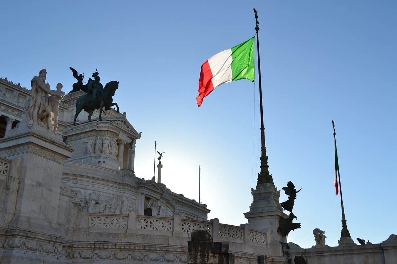 Il Vittoriano a Roma con la bandiera italiana