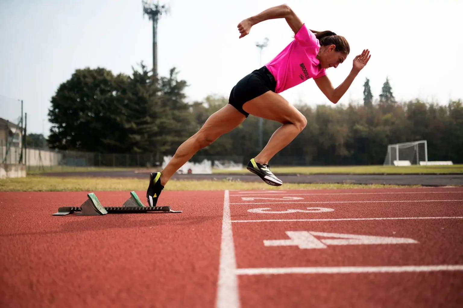Un atleta parte dai blocchi su una pista di atletica
